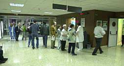 Un grupo de pacientes espera en la sala de extracciones de sangre de un hospital público de la Comunitat Valenciana.