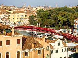 Varias personas trabajan sobre el puente diseñado por Calatrava en Venecia.