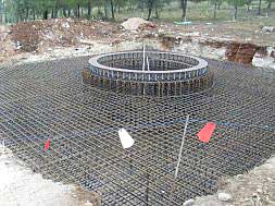 Ferrallada construida que se rellenará con cemento para constituir una de las plataformas.