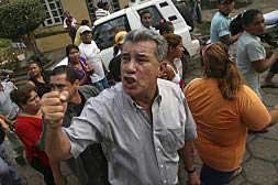 El prefecto de Pando, Leopoldo Fernández, rodeado de seguidores en una protesta contra Morales por las calles de Cobija, horas antes de ser detenido.