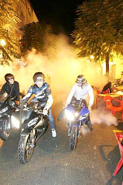 Tres moteros queman rueda anoche en la fiesta del motor en Cheste.