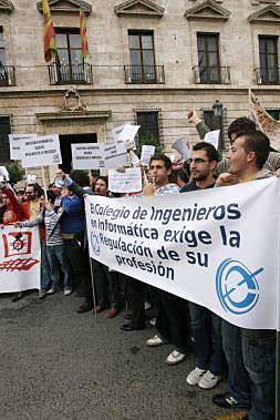 Los estudiantes de Informática ante la Delegación del Gobierno en la manifestación celebrada ayer en Valencia.