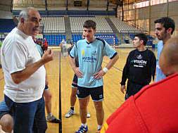 Vicente Botella dando instrucciones a los jugadores.