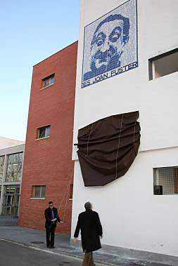 Un mural de Joan Fuster preside el instituto
