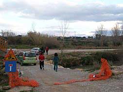 Algunos vehículos acceden al parque del Turia el pasado martes.