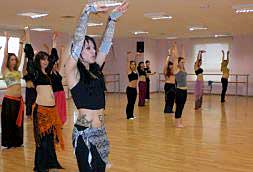 Un grupo de mujeres durante una de las clases de danza oriental, ayer.