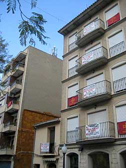 Carteles contra una antena situada en un edificio contiguo en Torrent.