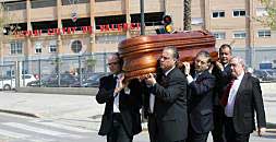 Los restos mortales de Ramón Victoria salen del estadio Ciudad de Valencia.
