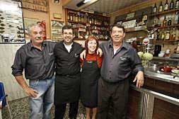 De izquierda a derecha 'El Pibe', Raúl Pastor y los propietarios del Bar Central, Magdalena y Vicente.