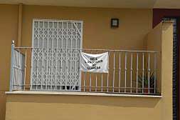 Un balcón en Llanera de Ranes sujeta un cartel contra el vertedero.