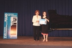 La alcaldesa de Carlet junto a la ganadora de la categoría A, en 2009.