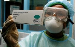 Una investigadora muestra uno de los fármacos de choque utilizados contra la pandemia.