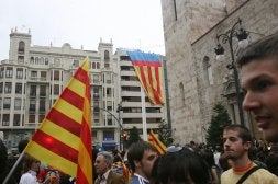 Una Senyera gigante cuelga en la fachada de un edificio sobre las cabezas de los manifestantes.V. MARTÍNEZ