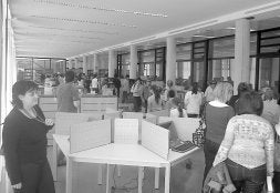 UN ESPACIO CULTURAL. Los estudiantes de Tavernes, en la nueva biblioteca. /CARLES GIMENO