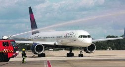 BAUTISMO. Los bomberos del aeropuerto de Valencia lanzan agua sobre el Boeing 757 200 cuando se dirige a despegar. /DAMIÁN TORRES