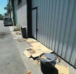 CERRADO. La panificadora de Real de Gandia estaba ayer cerrada y sin actividad. /JUANTXO RIBES