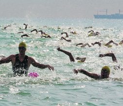 ESPECTÁCULO. Los triatletas, en una prueba celebrada en Valencia. /JESÚS SIGNES
