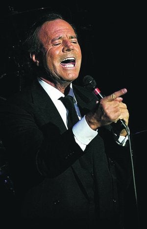 IMPECABLE. Julio Iglesias durante una actuación. /EFE