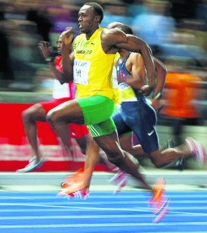 EL RAYO. Usain Bolt, claramente por delante de sus rivales, despliega su imponente zancada sobre la pista del estadio olímpico de Berlín. /REUTERS/DOMINIC EBENBICHLER