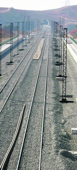 Un tramo del AVE a la altura de Requena. /DAMIÁN TORRES