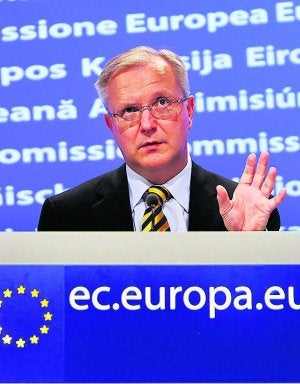 Olli Rehn, comisario para las adhesiones, explica el informe. / REUTERS