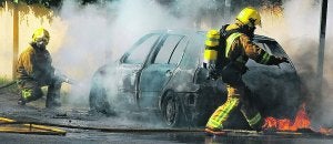 EXTINCIÓN. Los bomberos apagan el vehículo incendiado en la carretera de Les Marines. /JOSÉ IGLESIAS