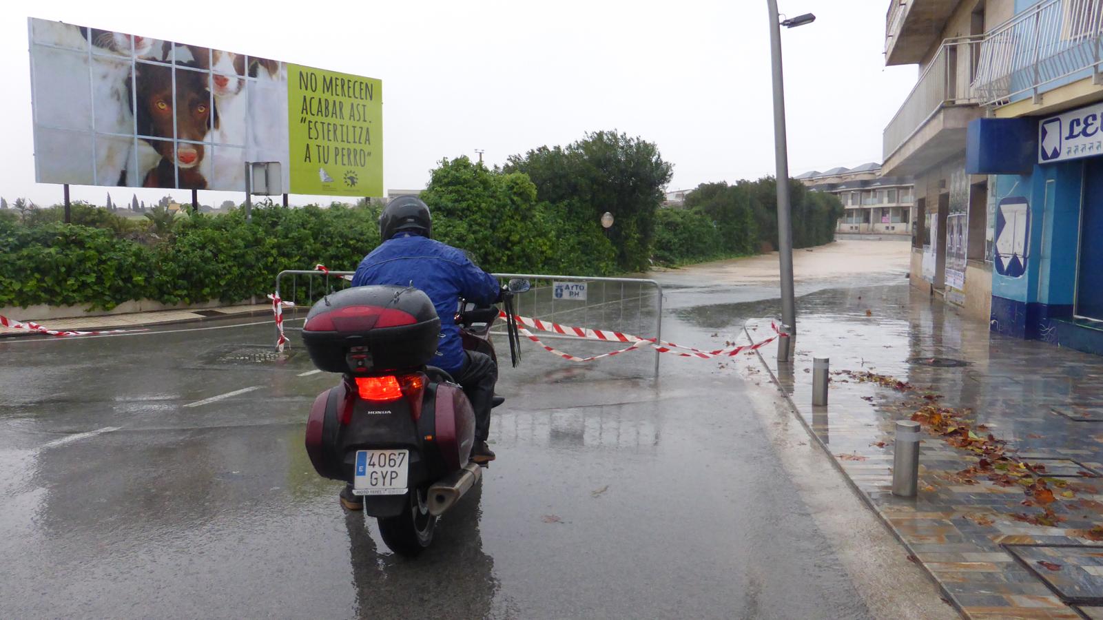 En Pilar de la Horadada la rambla ha canalizado parte del agua de lluvia caída en el campo, aunque la policía local ha tenido que cortar los accesos a barrios como la almazara y zonas como el campo de fútbol o torresegura.