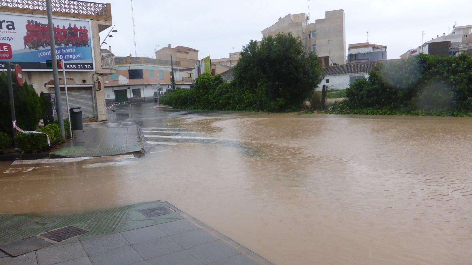 En Pilar de la Horadada la rambla ha canalizado parte del agua de lluvia caída en el campo, aunque la policía local ha tenido que cortar los accesos a barrios como la almazara y zonas como el campo de fútbol o torresegura.