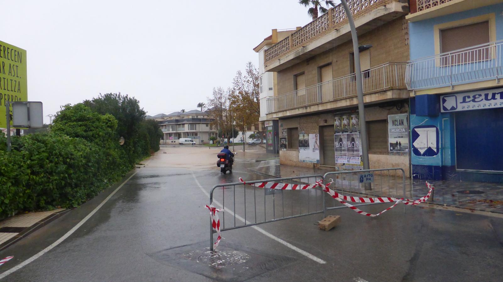 En Pilar de la Horadada la rambla ha canalizado parte del agua de lluvia caída en el campo, aunque la policía local ha tenido que cortar los accesos a barrios como la almazara y zonas como el campo de fútbol o torresegura.