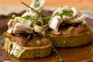 TOSTA DE ATÚN CON CEBOLLA CONFITADA