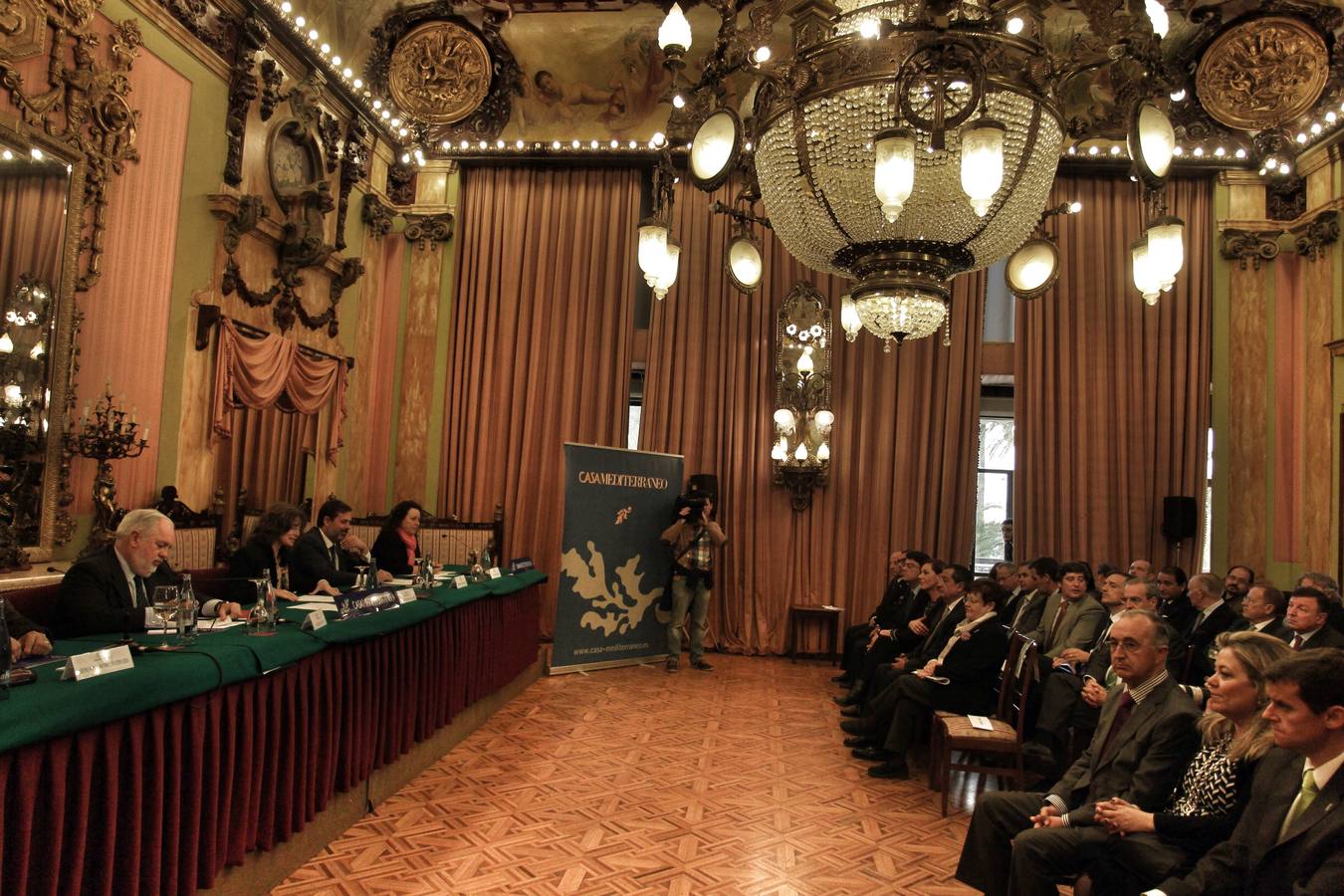 El ministro Arias Cañete participa en una conferencia sobre el agua