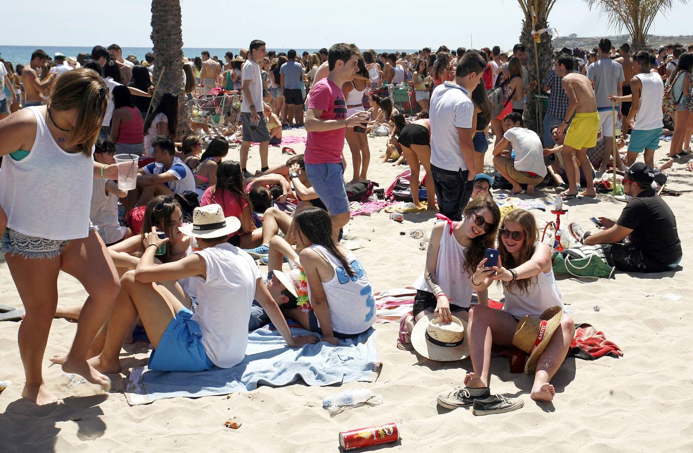 Macrobotellón en la playa de San Juan