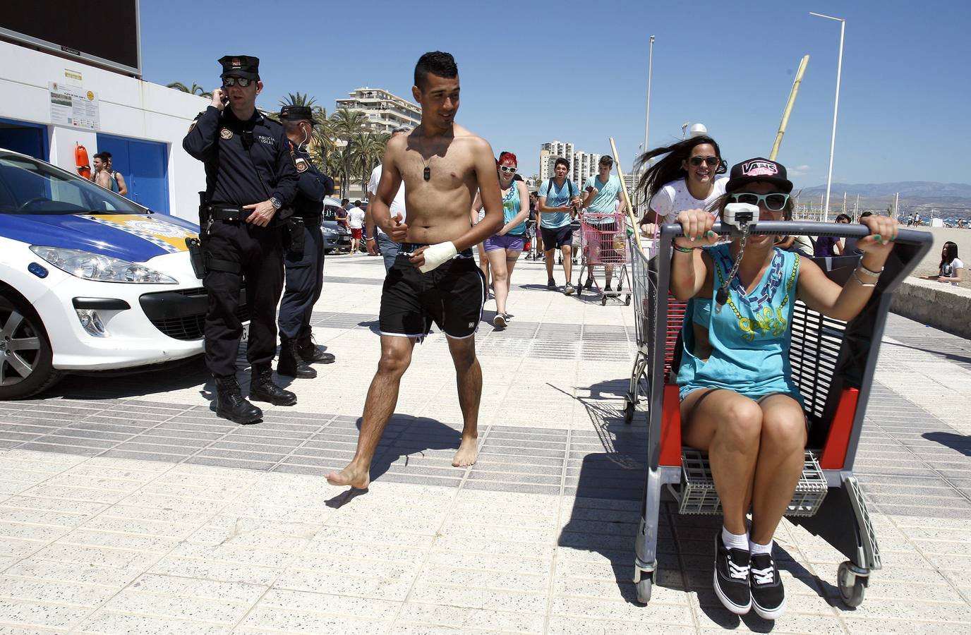 Macrobotellón en la playa de San Juan