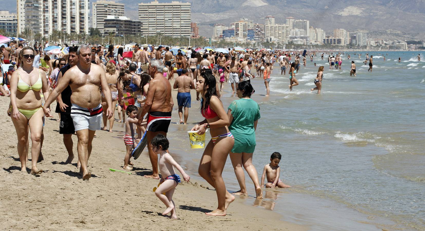 Macrobotellón en la playa de San Juan