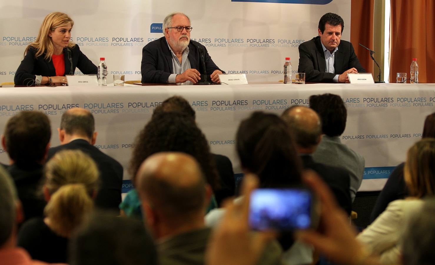 Arias Cañete se reúne en Alicante con emprendedores y empresarios