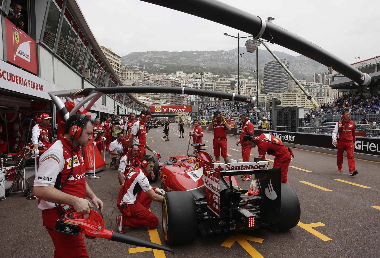 Fernando Alonso y su equipo de Ferrari. Pilotos y equipos entrenan en Montecarlo para la gran carrera de Mónaco.