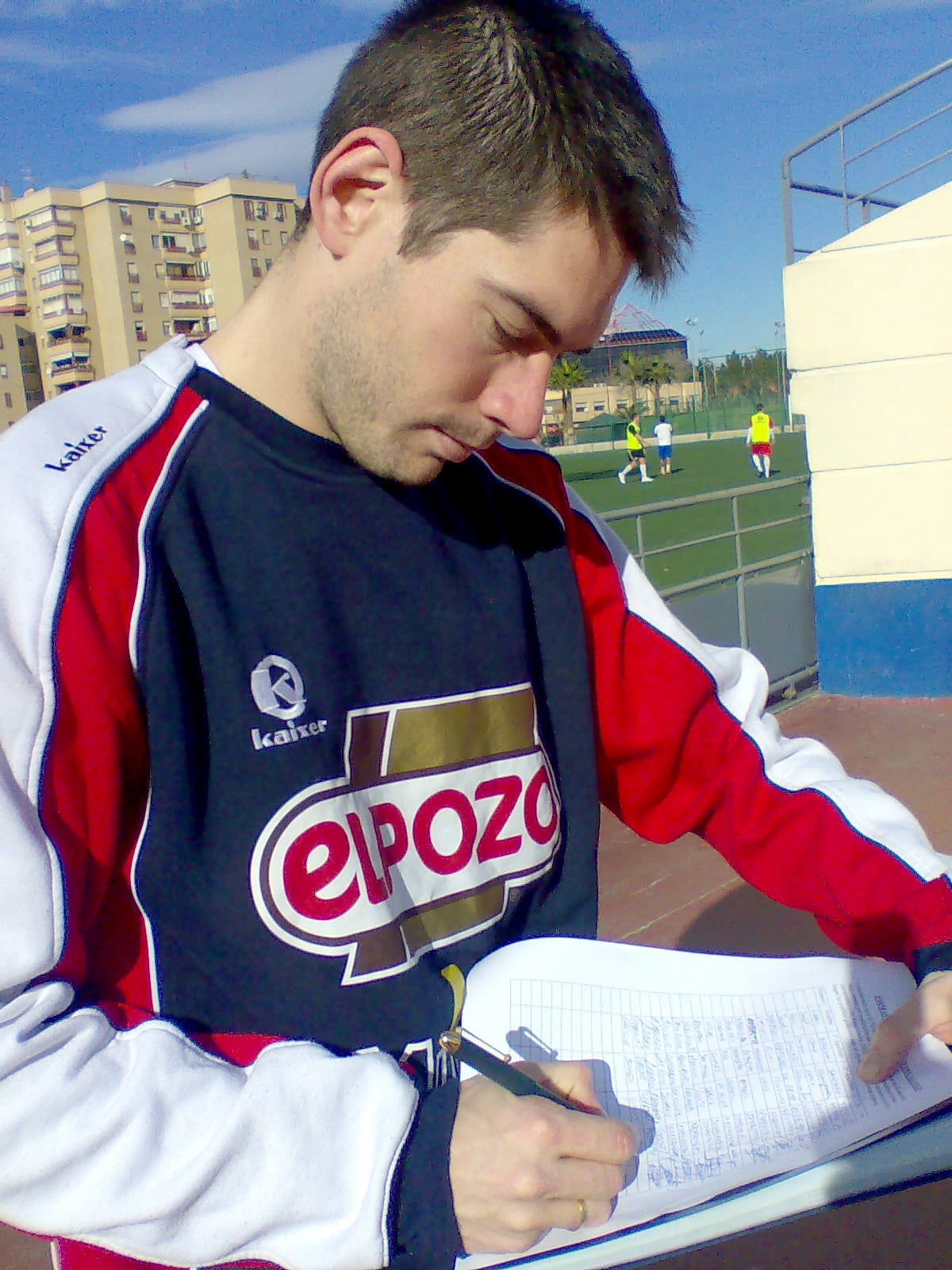 Solidario. Firmando en apoyo del Futsal Cartagena, en 2009..