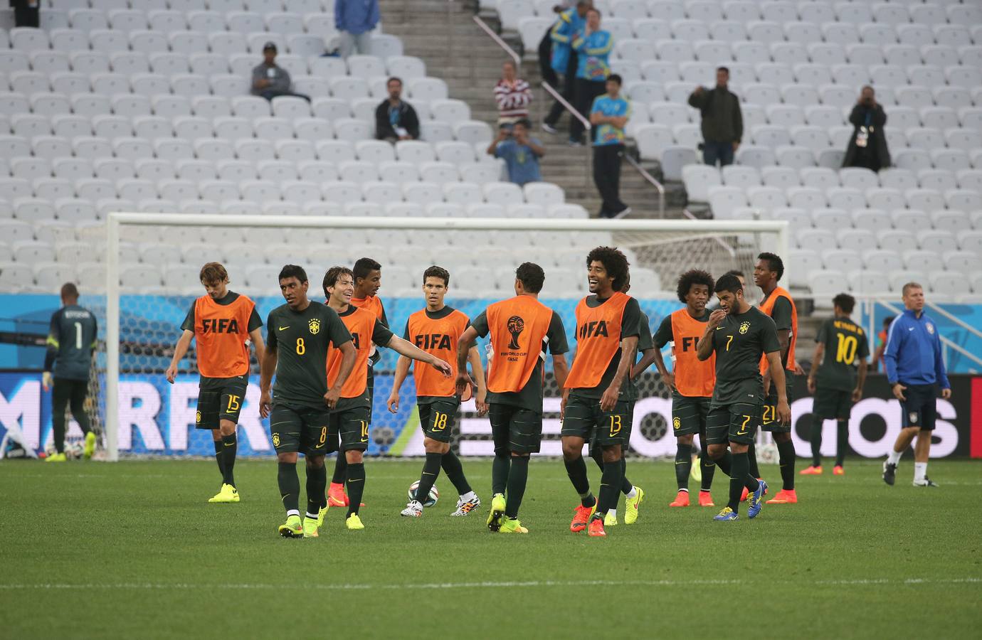 La selección brasileña finaliza la sesión. Los jugadores abandonan el campo