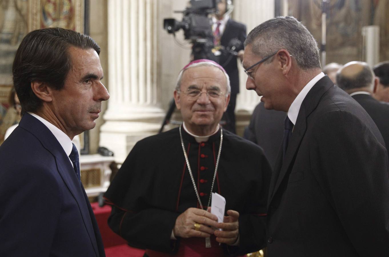 El ministro de Justicia, Alberto Ruiz-Gallardón, conversa con el nuncio apostólico en España, Renzo Fratini, ante el expresidente del Gobierno José María Aznar.