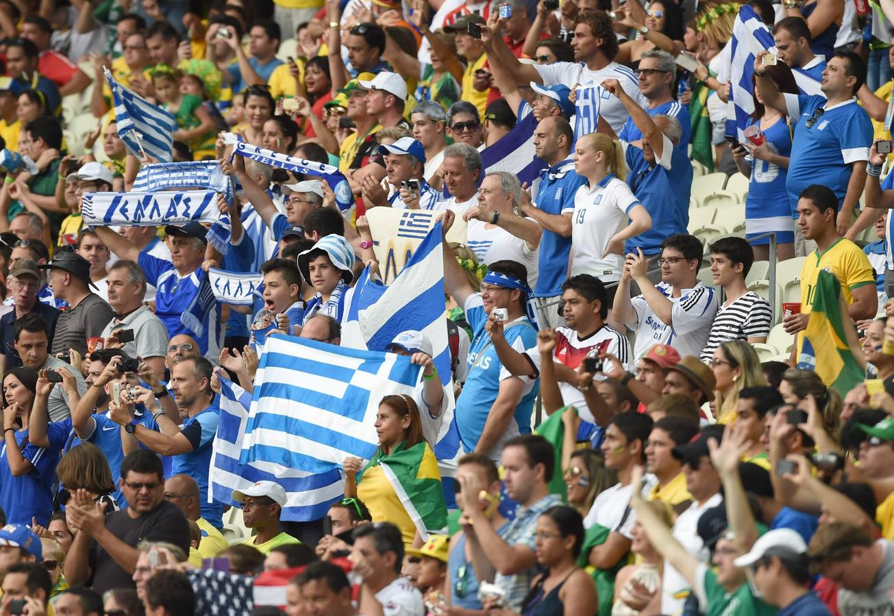 La afición griega anima a su equipo.