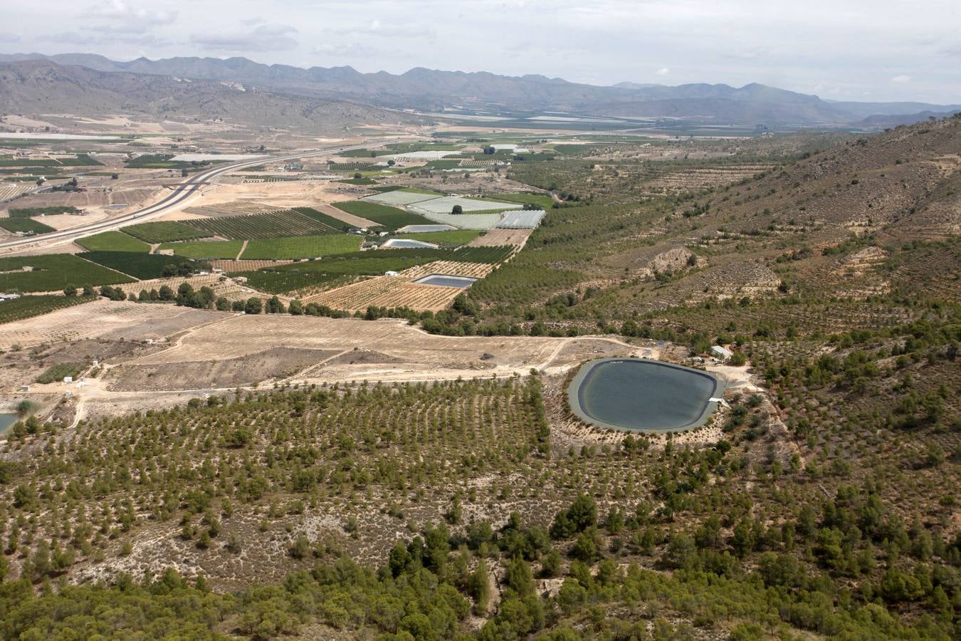 Más de 400 efectivos, en alerta contra el fuego