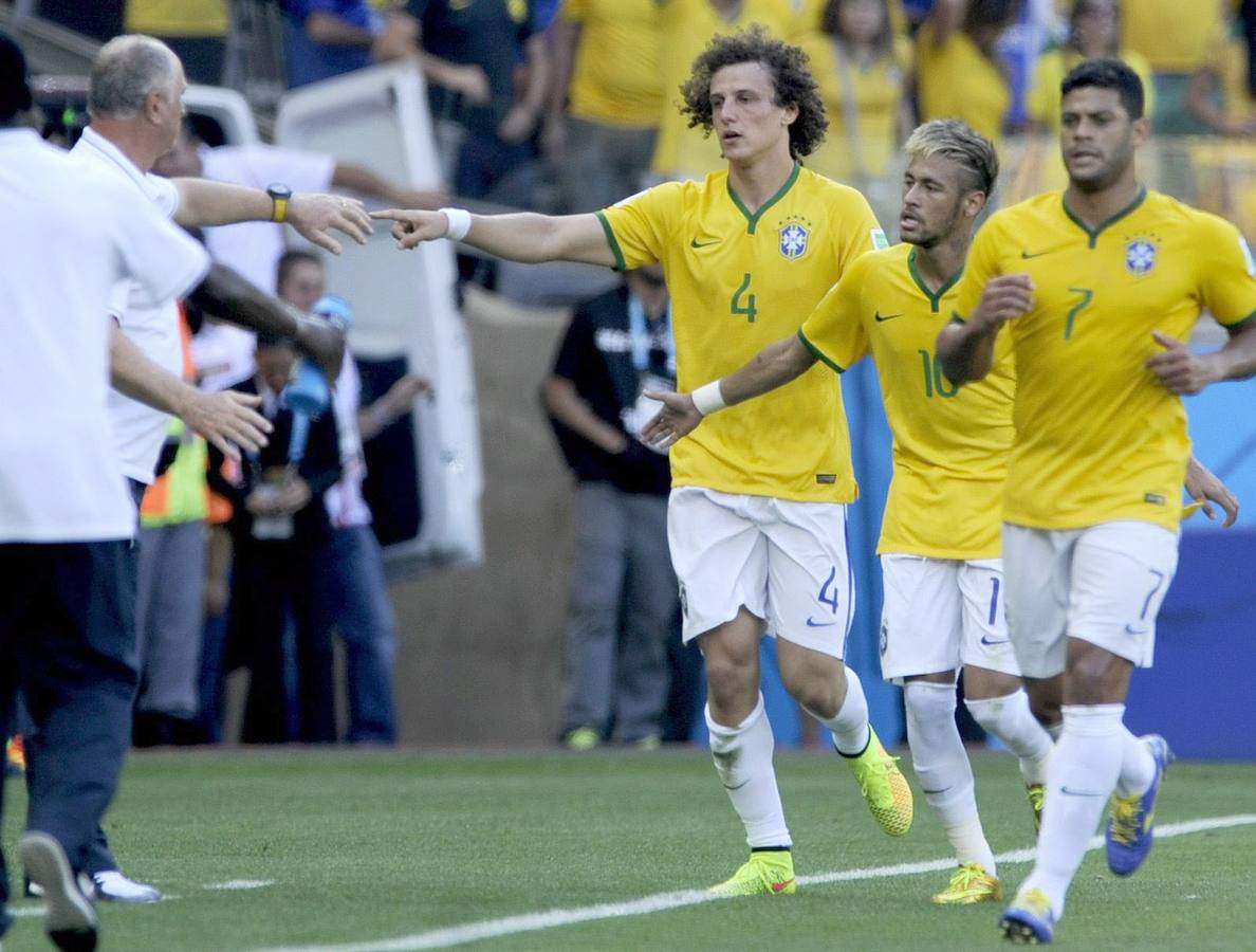 Los jugadores de Brasil celebran su primer gol.