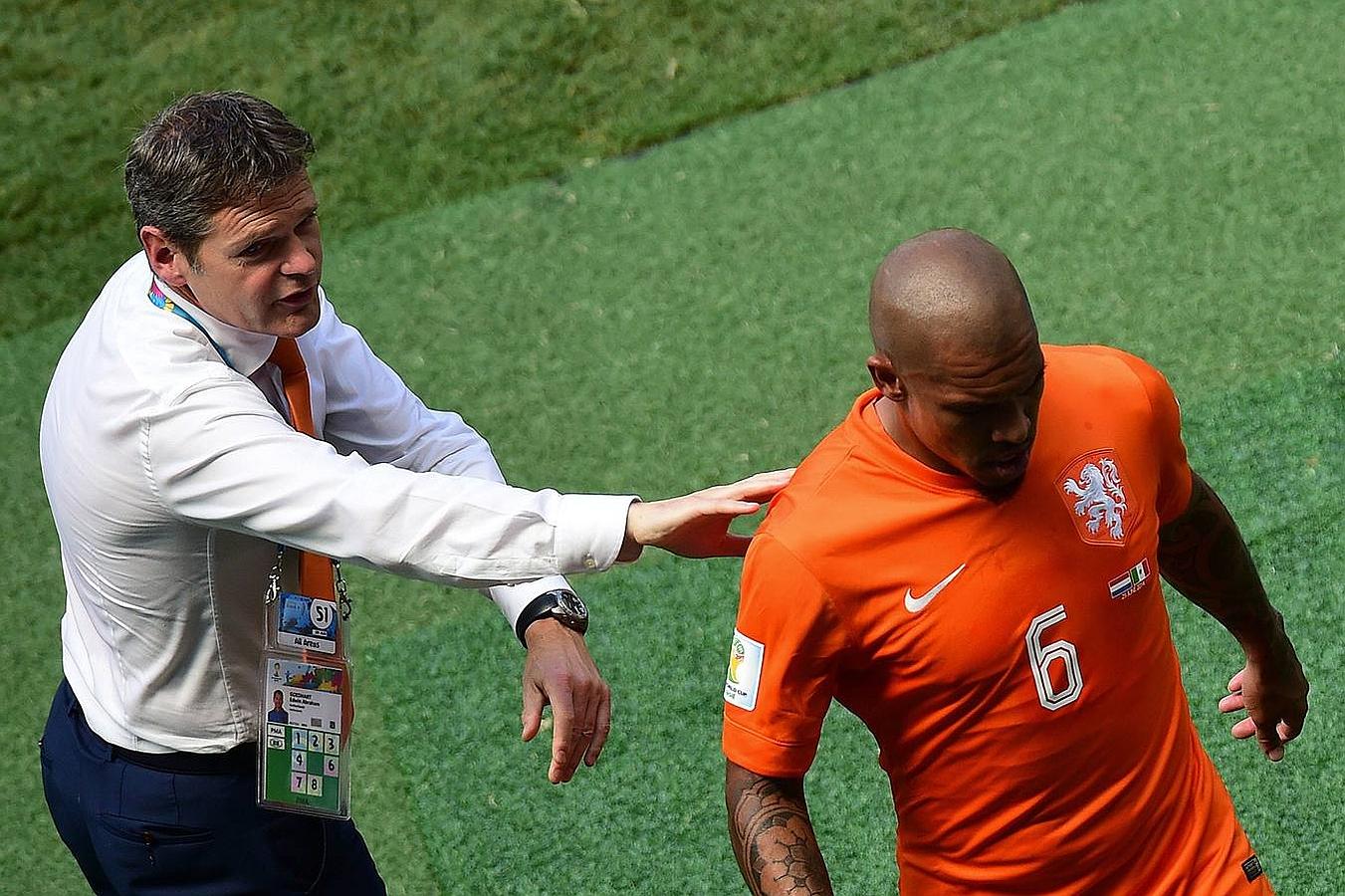 Nigel de Jong se retira lesionado.