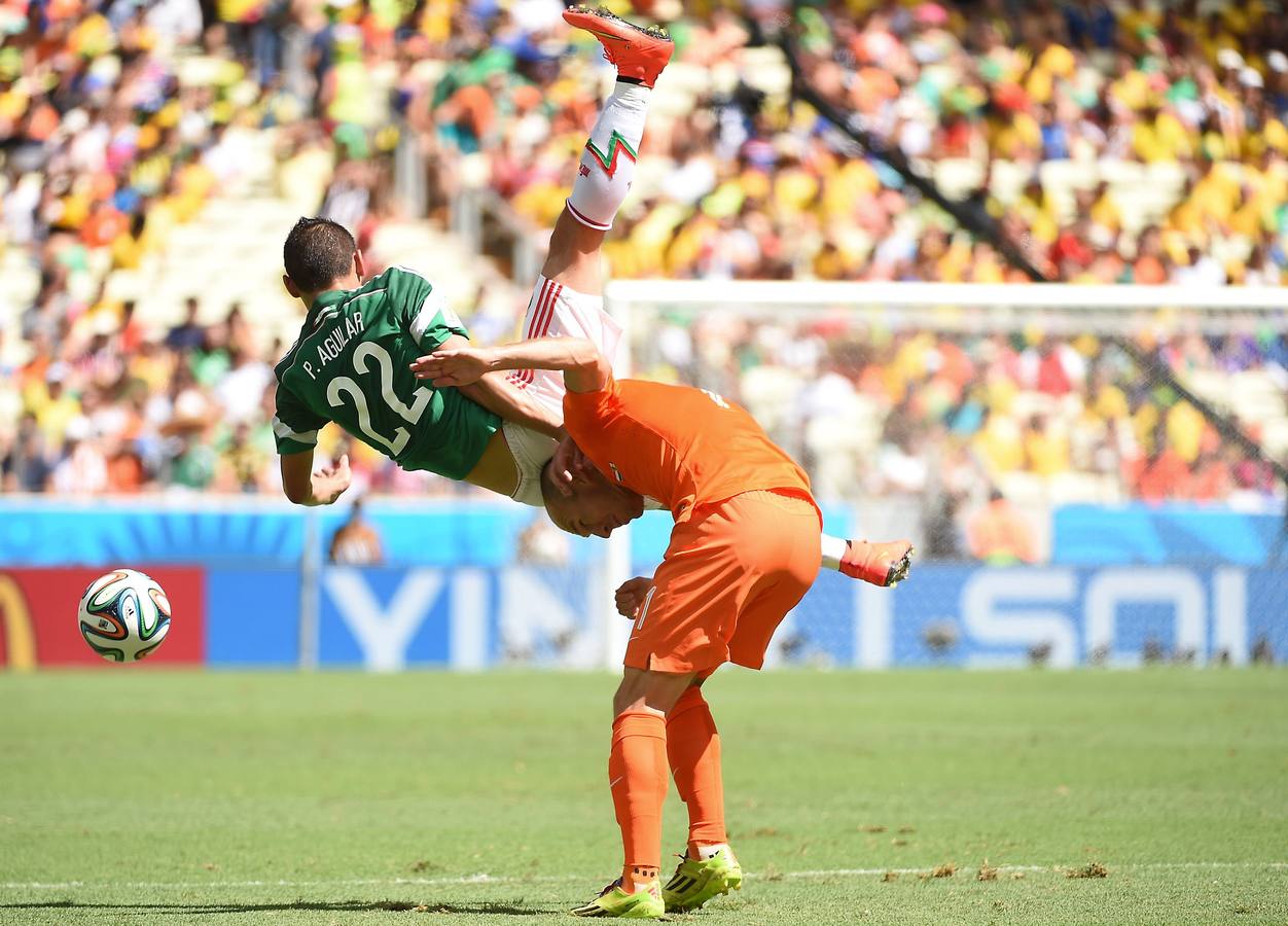 Aguilar cae de forma acrobática.