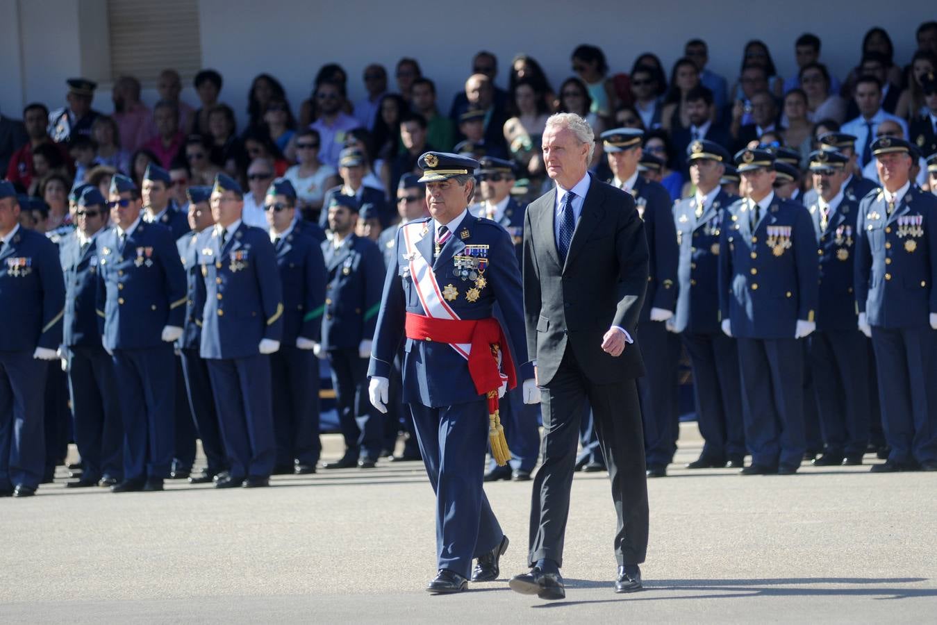 El ministro de Defensa pasa revista en la AGA