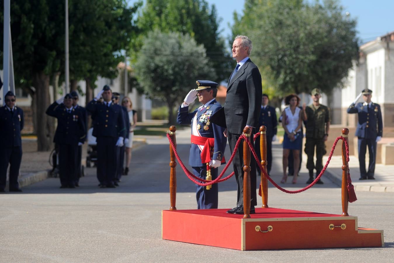 El ministro de Defensa pasa revista en la AGA