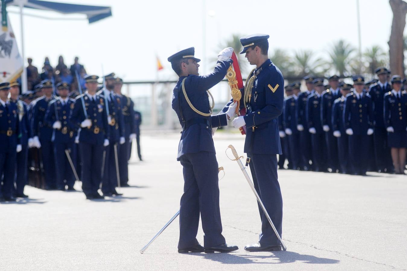 El ministro de Defensa pasa revista en la AGA