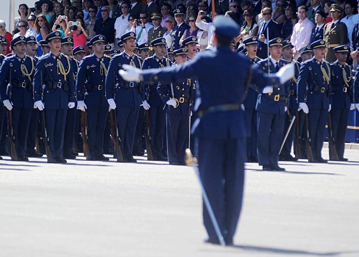 El ministro de Defensa pasa revista en la AGA