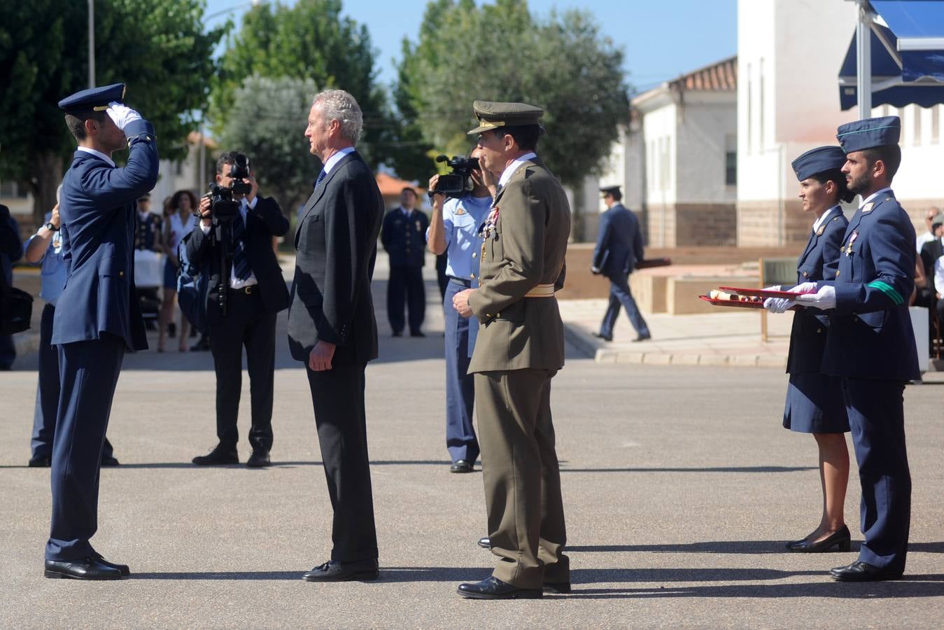 El ministro de Defensa pasa revista en la AGA