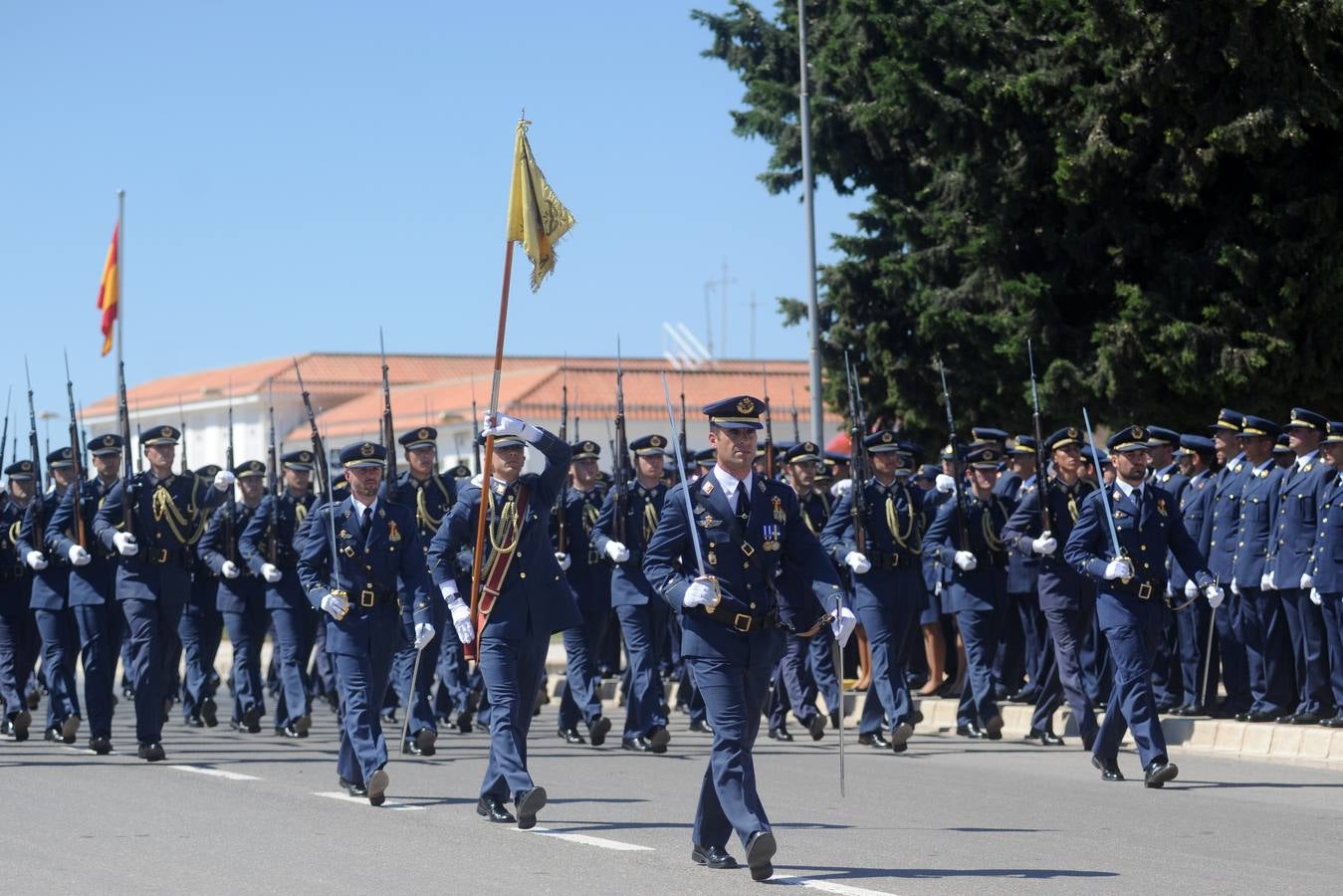 El ministro de Defensa pasa revista en la AGA